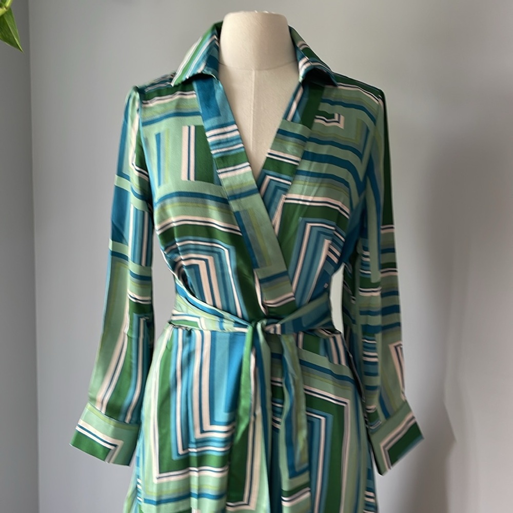 Tahari ASL Abstract Print Long Sleeve Satin Midi Dress size 8, NWT - Picture 12 of 15
